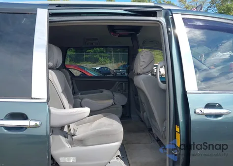 2005 Toyota Sienna Le z USA, uszkodzony, nr VIN 5TDBA23C85S033159